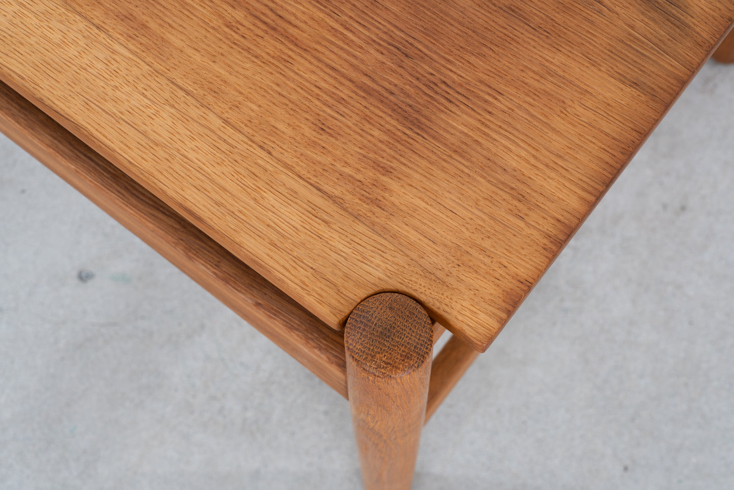 Hans J Wgner | AT50 saide table