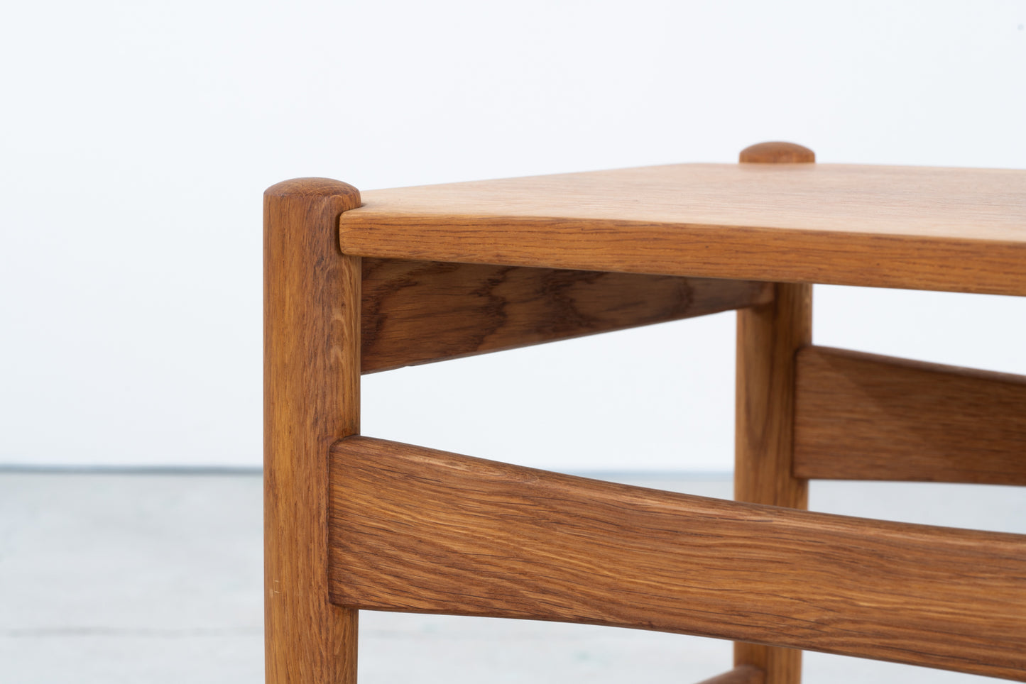 Hans J Wgner | AT50 saide table