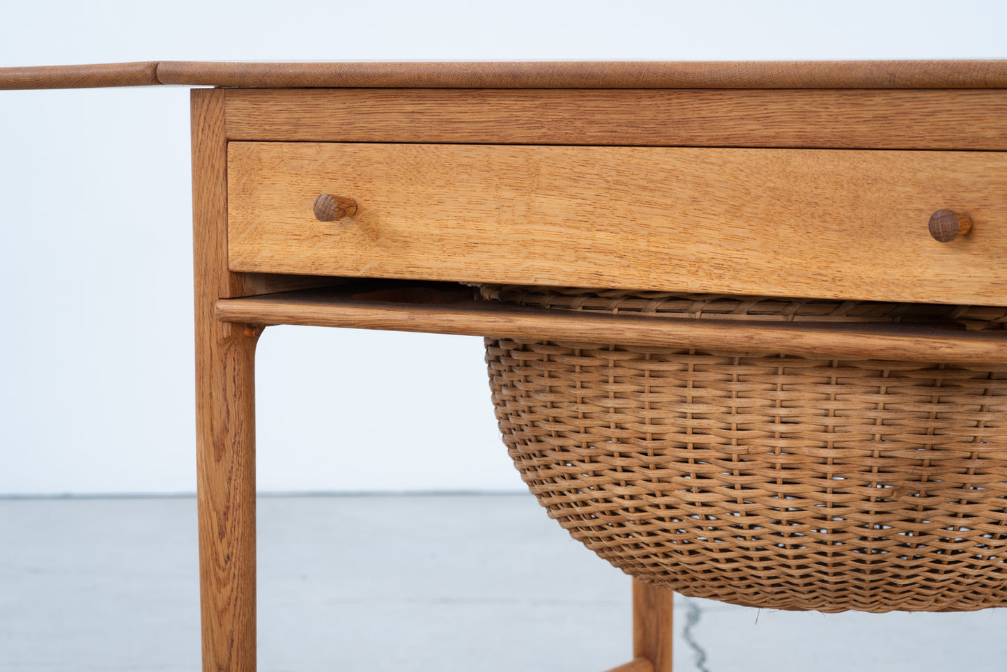 Hans J Wegner | AT33 sewing table